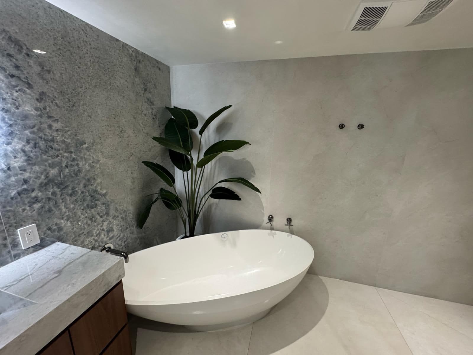 Bath suite with freestanding tub